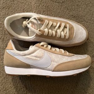NIKE WOMENS SZ 11